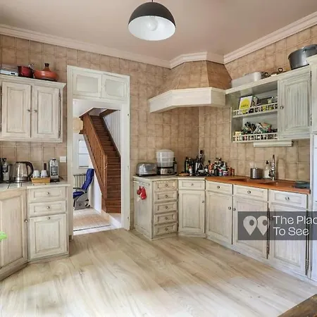 Spacious Private House 160sqm Prime Location With Yard And Parking For 2 Cars